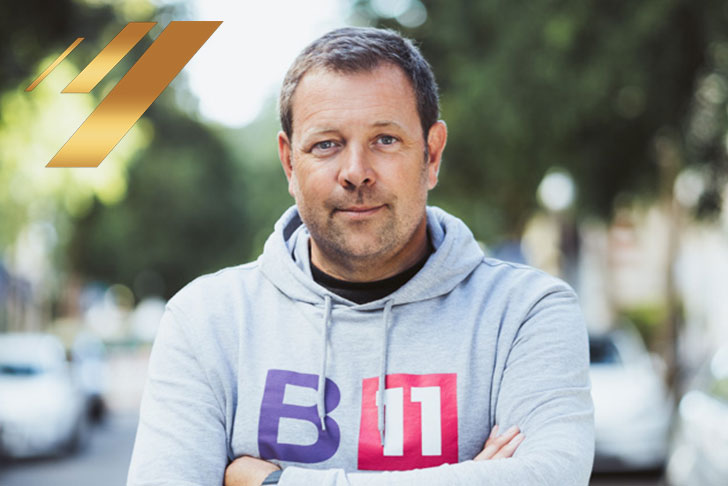 ein Mann mit verschränkten Armen