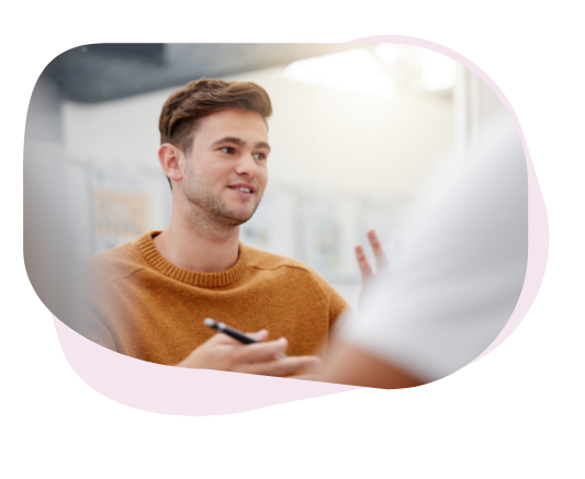 Ein Praktikant wird frontal fotografiert