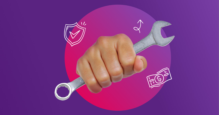 Hand hält Schraubenschlüssel vor violett-pinkem Hintergrund.