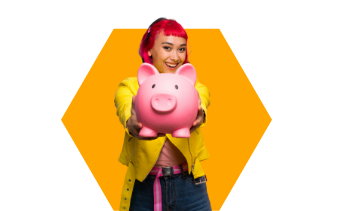 Lächelnde Frau präsentiert rosa Sparschwein vor orangem Hintergrund.