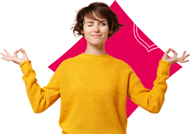 Frau im gelben Pullover macht entspanntes OK-Zeichen mit beiden Händen.