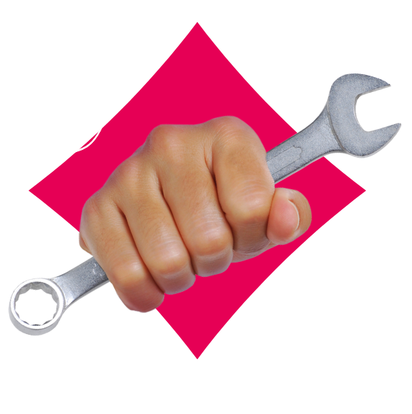 Hand hält Schraubenschlüssel vor pinkem Hintergrund.
