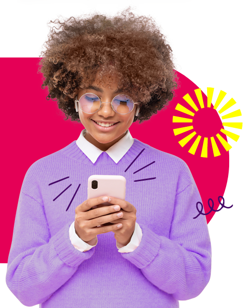 Lächelnde Frau mit Smartphone im lila Pullover. Bank11 App Download