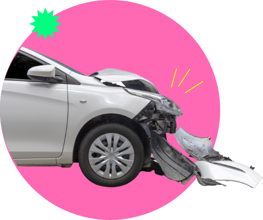 Auto mit stark beschädigter Frontstoßstange.